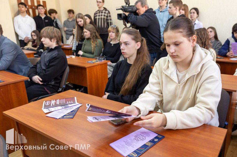 «Мы готовим лидеров, которые будут принимать решения через 10–20 лет», – отметила Председатель Верховного Совета ПМР, декан факультета государственного управления и социально-гуманитарных наук Татьяна Залевская «Мы готовим лидеров, которые будут принимать решения через 10–20 лет», – отметила Председатель Верховного Совета ПМР, декан факультета государственного управления и социально-гуманитарных наук Татьяна Залевская