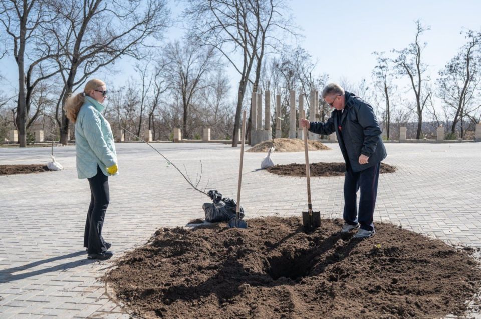 Супруги Красносельские открыли сезон городских субботников и озеленения Супруги Красносельские открыли сезон городских субботников и озеленения