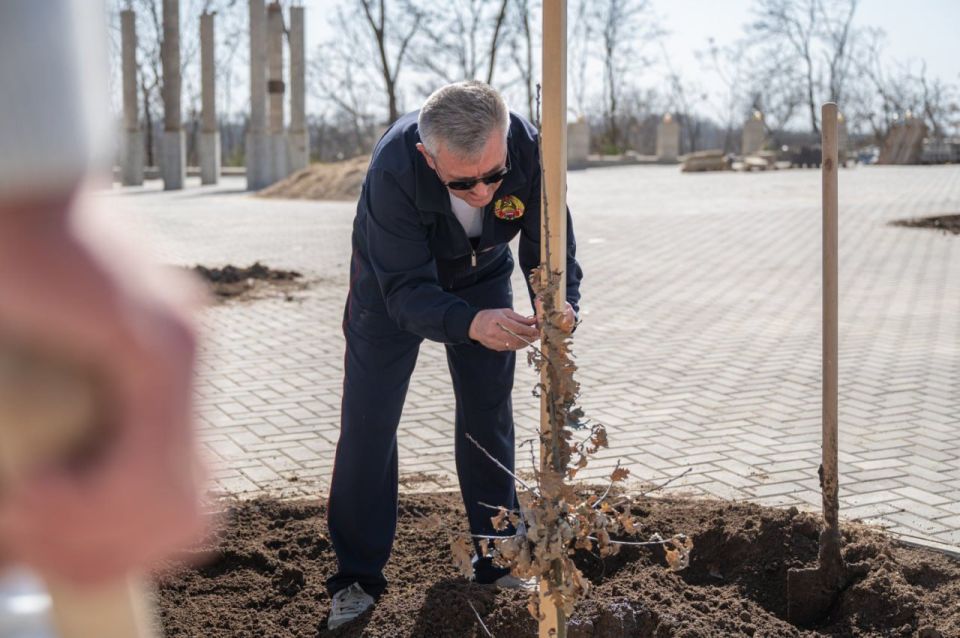 Супруги Красносельские открыли сезон городских субботников и озеленения Супруги Красносельские открыли сезон городских субботников и озеленения