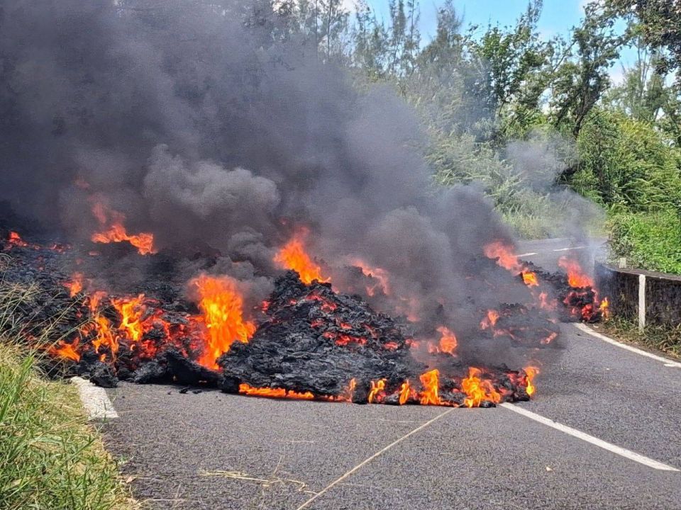 Огненная лава пожирает дорогу и уничтожает все на своем пути во Франции Огненная лава пожирает дорогу и уничтожает все на своем пути во Франции