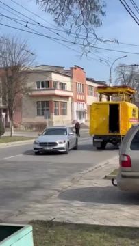 Вчера экипаж сотрудников милиции прикрывал своей машиной обрыв троллейбусной линии на Покровской