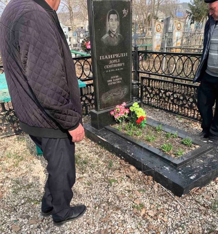 Сегодня, в годовщину создания Народного ополчения ПМР, представители Союза защитников Каменского района почтили память павших, возложив цветы к могилам погибших и умерших защитников Приднестровья, а также к мемориальному... Сегодня, в годовщину создания Народного ополчения ПМР, представители Союза защитников Каменского района почтили память павших, возложив цветы к могилам погибших и умерших защитников Приднестровья, а также к мемориальному...