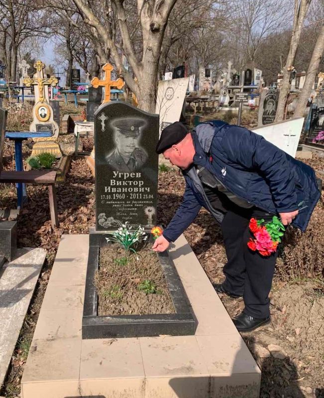 Сегодня, в годовщину создания Народного ополчения ПМР, представители Союза защитников Каменского района почтили память павших, возложив цветы к могилам погибших и умерших защитников Приднестровья, а также к мемориальному... Сегодня, в годовщину создания Народного ополчения ПМР, представители Союза защитников Каменского района почтили память павших, возложив цветы к могилам погибших и умерших защитников Приднестровья, а также к мемориальному...