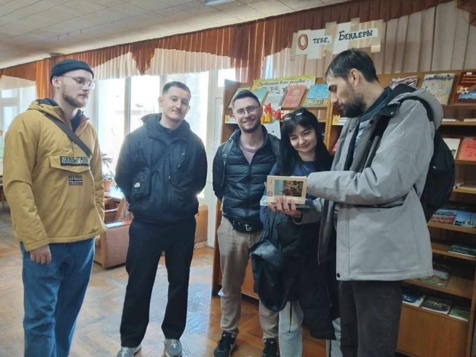 Бендерская библиотека остаётся популярной среди гостей города Бендерская библиотека остаётся популярной среди гостей города