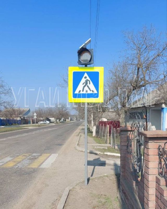У школ в Ташлыке и Буторе (Григориопольский район) установили мигающие светофоры на солнечных панелях У школ в Ташлыке и Буторе (Григориопольский район) установили мигающие светофоры на солнечных панелях