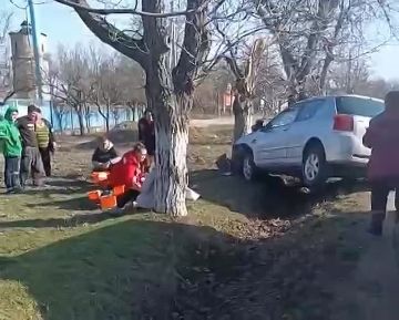 Врачи накладывают шину пострадавшему на месте аварии в Карагаше