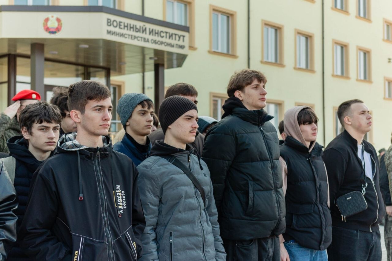 Призывники продолжают посещать с экскурсиями подразделения Вооруженных сил