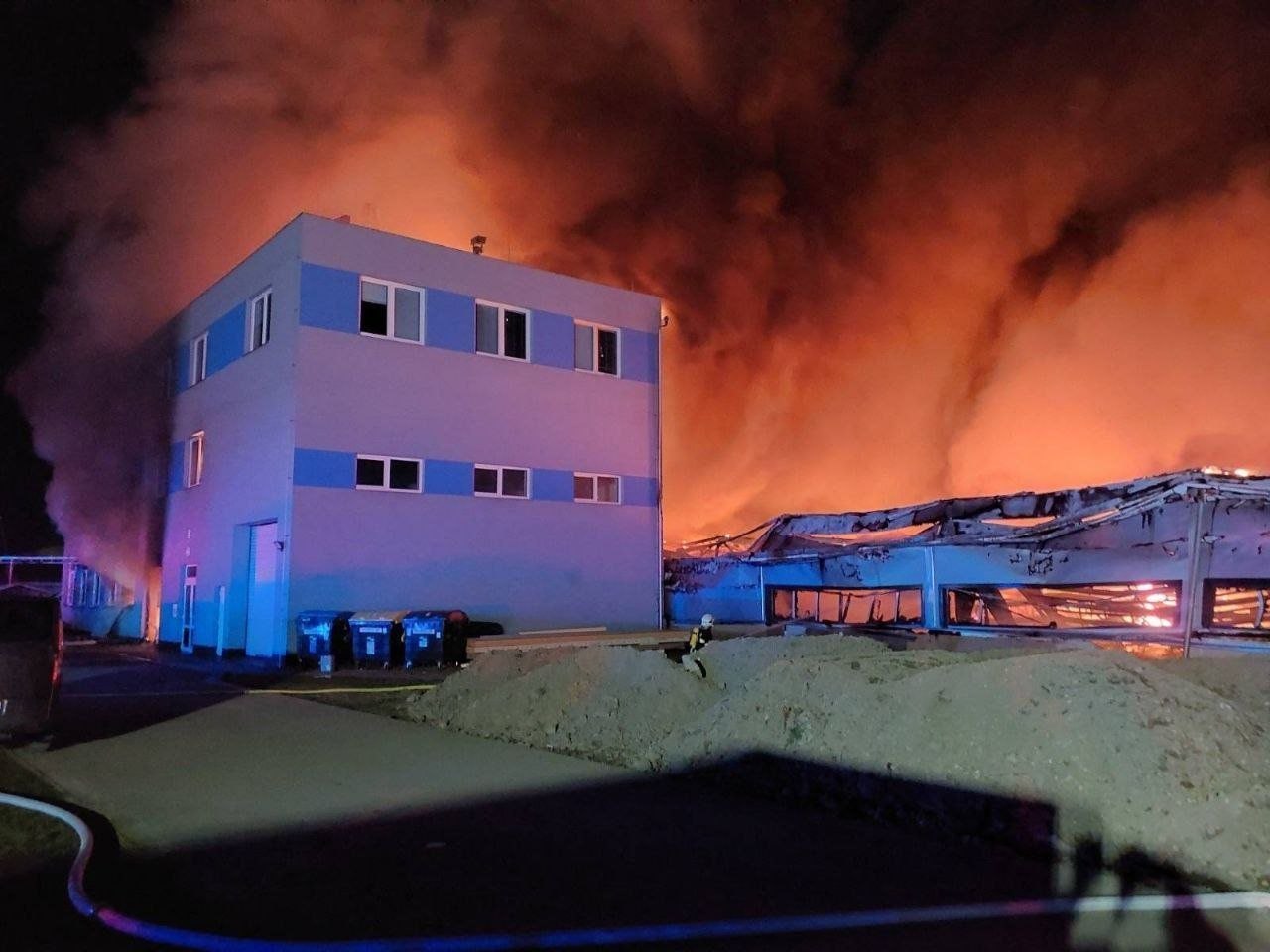 Вчера в чешском городе Пардубице неизвестные совершили поджог офиса и склада компании по производству беспилотных систем LPP Holding Вчера в чешском городе Пардубице неизвестные совершили поджог офиса и склада компании по производству беспилотных систем LPP Holding