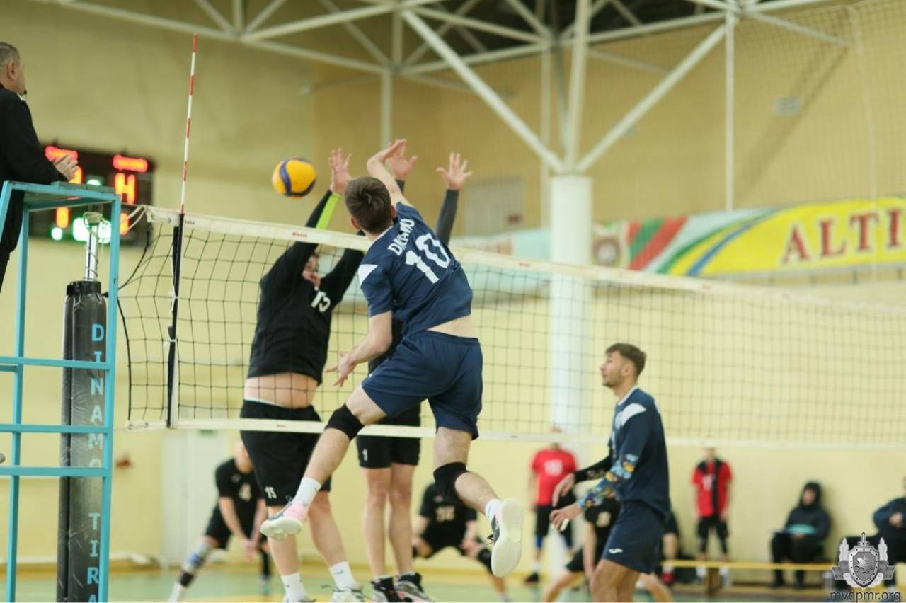 Старт серии игр за бронзу. В спорткомплексе ТЮИ днём 21 марта было по-настоящему жарко – не от погоды, а от накала борьбы Старт серии игр за бронзу. В спорткомплексе ТЮИ днём 21 марта было по-настоящему жарко – не от погоды, а от накала борьбы