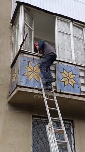 На видео столичные спасатели по выдвижной лестнице поднимаются на балкон второго этажа