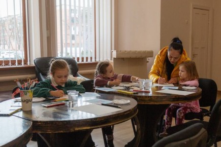 В минувшую субботу во Дворце культуры им. П. Ткаченко прошел яркий и по-настоящему сладкий мастер-класс для детей На этот раз юные художники погрузились в мир мультипликации и красок