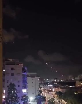 Панорамные кадры иранской атаки на Тель-Авив