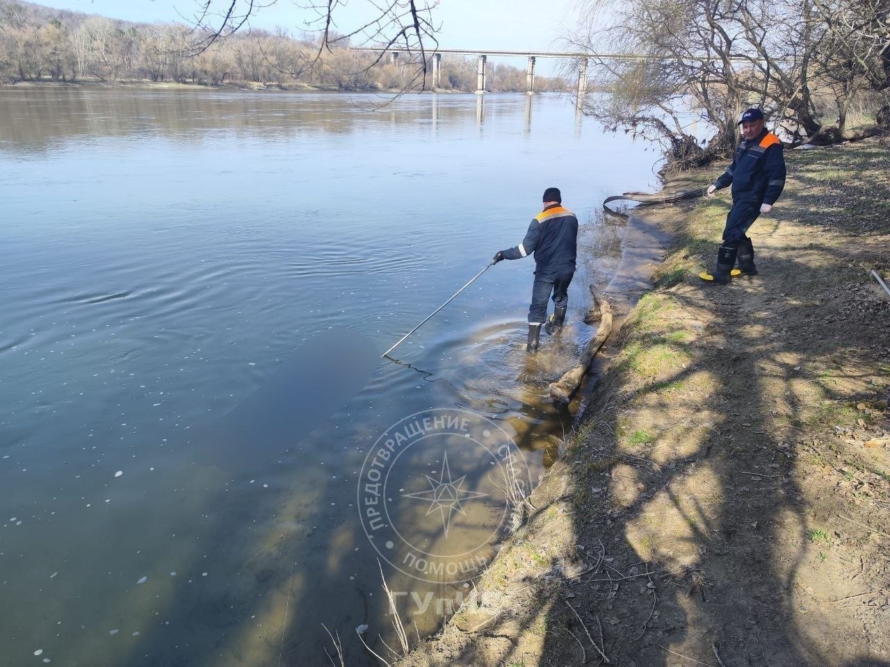 РЫБАК УТОНУЛ НА ДНЕСТРЕ. Сегодня спасатели извлекли из воды тело пожилого мужчины РЫБАК УТОНУЛ НА ДНЕСТРЕ. Сегодня спасатели извлекли из воды тело пожилого мужчины