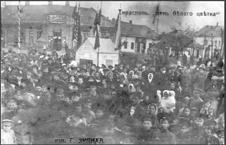 Благотворительная акция на Покровской площади в Тирасполе, начало ХХ века (фото 1912 и 1914 гг.)
