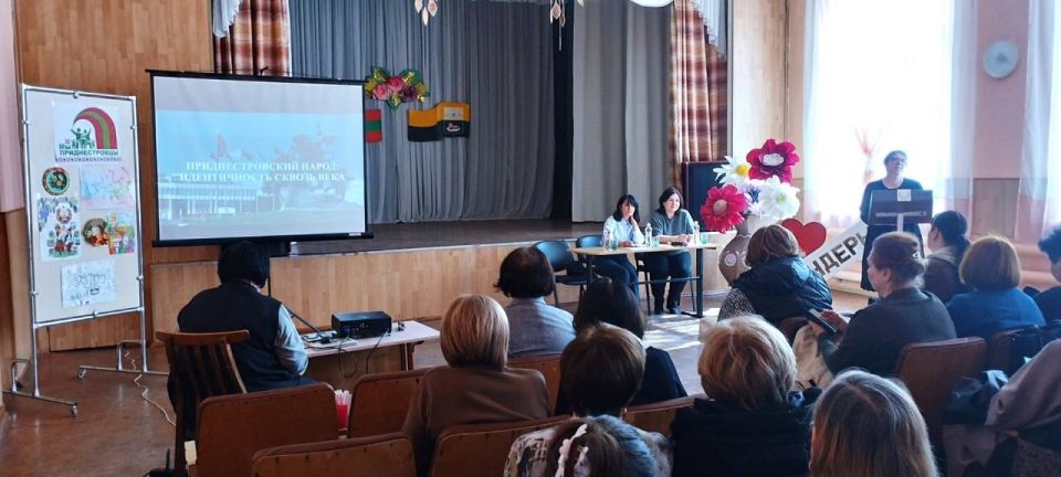 Сегодня состоялось совещание руководителей общего, дошкольного и дополнительного образования с участием заместителей директоров и учителей истории
