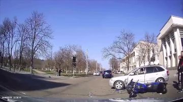 Легковушка и мотоцикл не поделили дорогу в Бендерах
