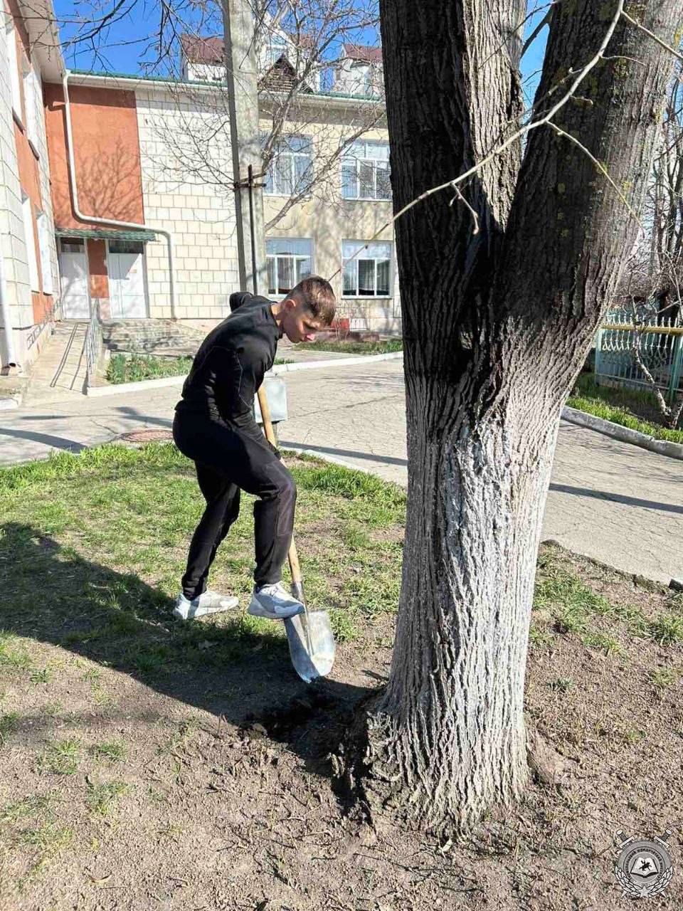 Курсанты Тираспольского юридического института МВД ПМР помогли Республиканскому Дому ребёнка: убрали территорию, побелили бордюры, обкопали деревья Курсанты Тираспольского юридического института МВД ПМР помогли Республиканскому Дому ребёнка: убрали территорию, побелили бордюры, обкопали деревья