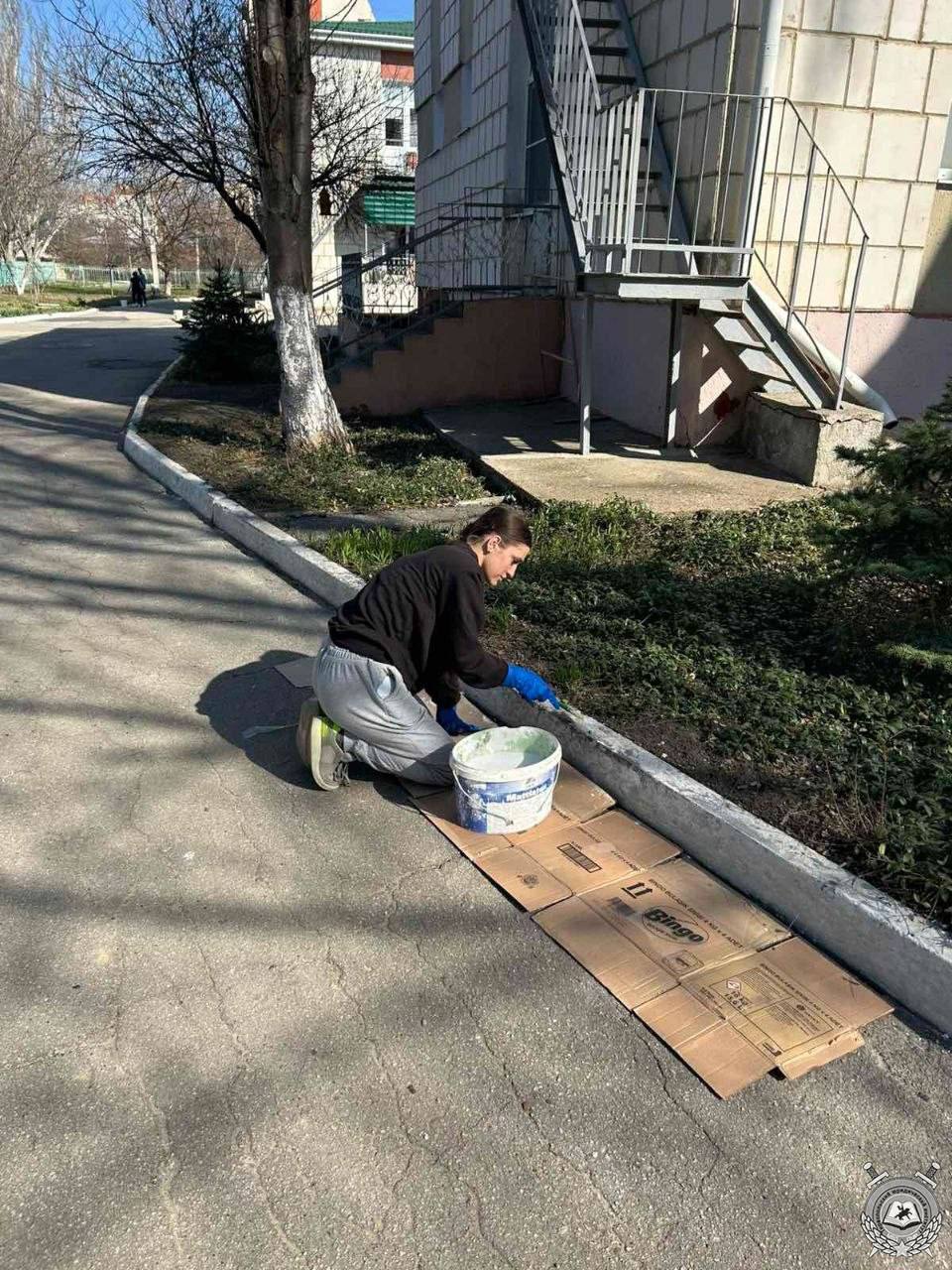 Курсанты Тираспольского юридического института МВД ПМР помогли Республиканскому Дому ребёнка: убрали территорию, побелили бордюры, обкопали деревья