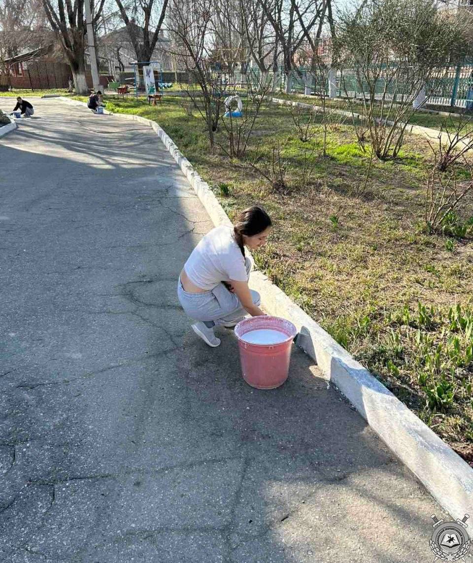 Курсанты Тираспольского юридического института МВД ПМР помогли Республиканскому Дому ребёнка: убрали территорию, побелили бордюры, обкопали деревья Курсанты Тираспольского юридического института МВД ПМР помогли Республиканскому Дому ребёнка: убрали территорию, побелили бордюры, обкопали деревья