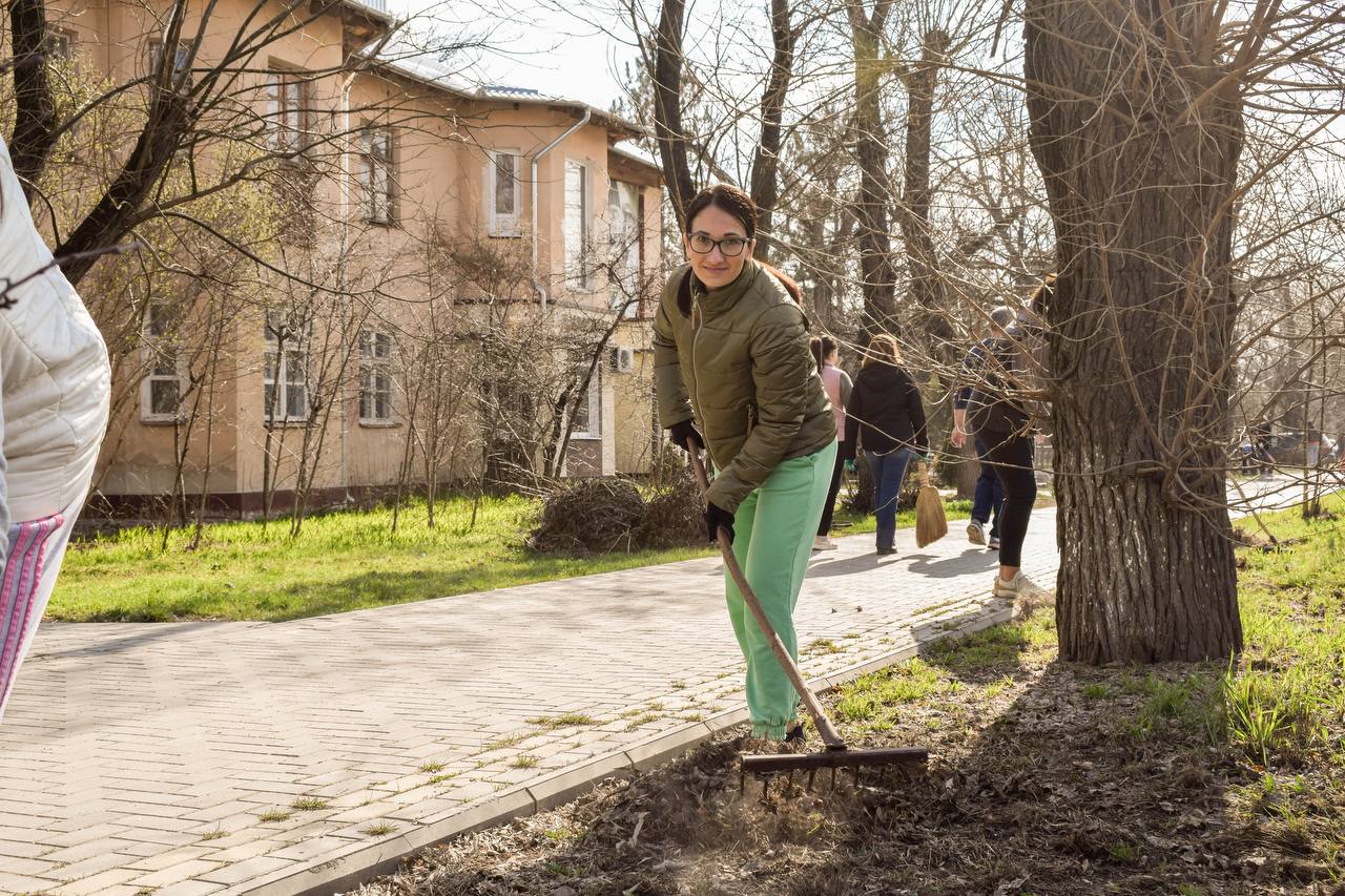 Сотрудники министерства просвещения и Центра экспертизы качества образования ПМР во главе с министром Светланой Иванишиной вышли на субботник Сотрудники министерства просвещения и Центра экспертизы качества образования ПМР во главе с министром Светланой Иванишиной вышли на субботник