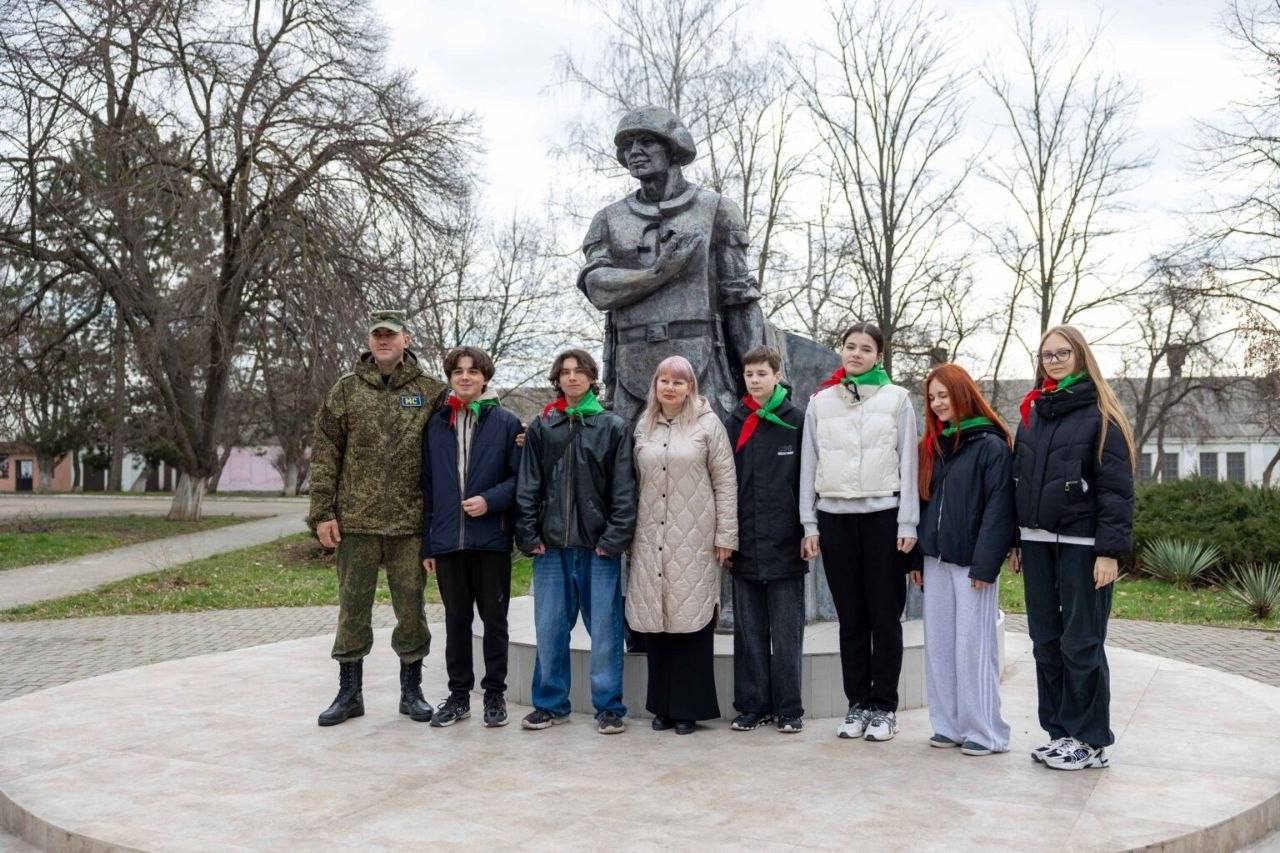 В Бендерах военнослужащие Миротворческих сил вместе с учениками школы №18 присоединились к республиканскому субботнику В Бендерах военнослужащие Миротворческих сил вместе с учениками школы №18 присоединились к республиканскому субботнику