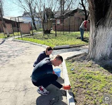 Курсанты ТЮИ убрали мусор на территории Дома ребёнка в Тирасполе, побелили бордюры и обкопали деревья в преддверии весенних праздников