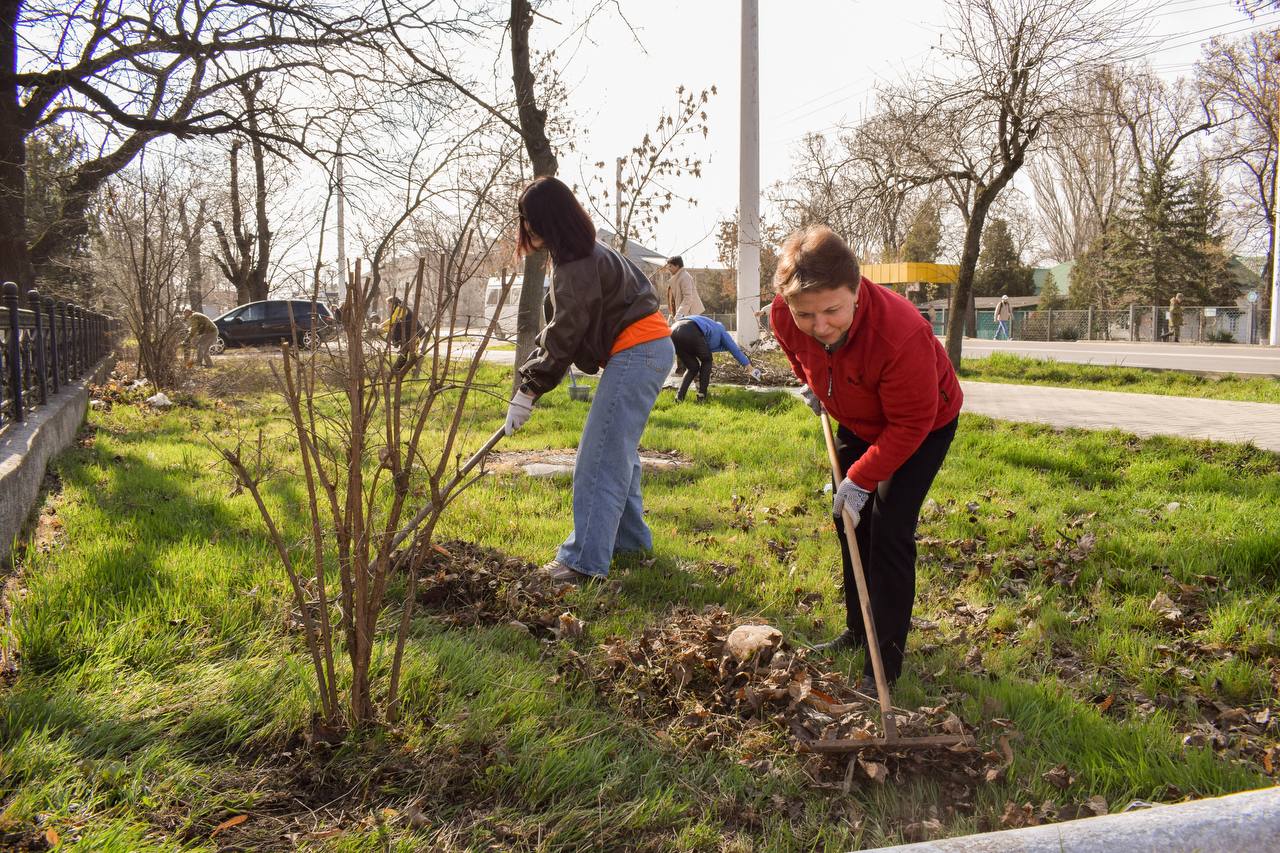 Сотрудники министерства просвещения и Центра экспертизы качества образования ПМР во главе с министром Светланой Иванишиной вышли на субботник Сотрудники министерства просвещения и Центра экспертизы качества образования ПМР во главе с министром Светланой Иванишиной вышли на субботник