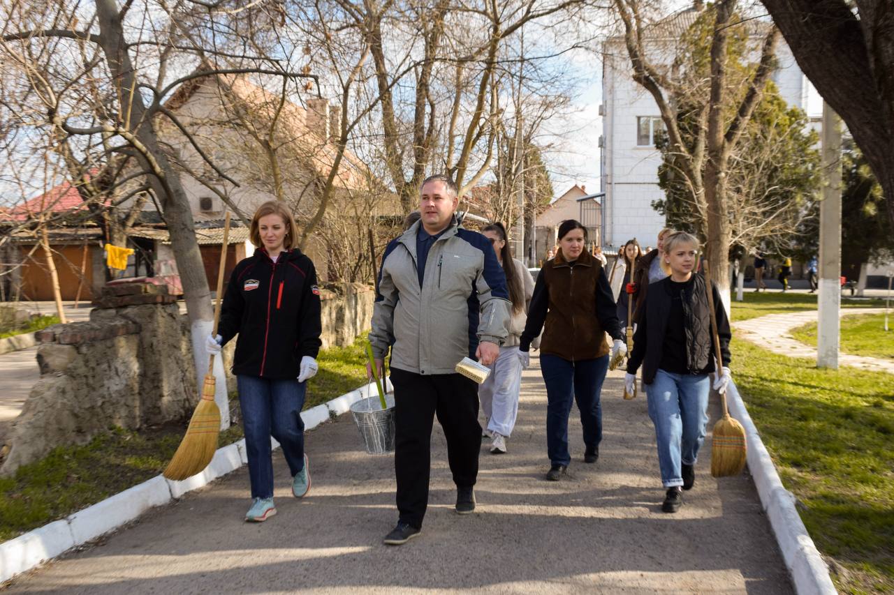 Сотрудники министерства просвещения и Центра экспертизы качества образования ПМР во главе с министром Светланой Иванишиной вышли на субботник Сотрудники министерства просвещения и Центра экспертизы качества образования ПМР во главе с министром Светланой Иванишиной вышли на субботник