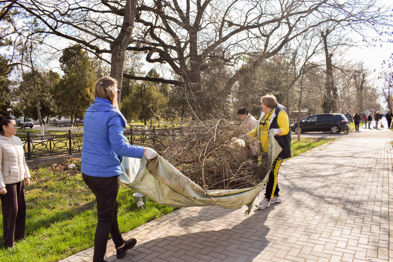 Сотрудники министерства просвещения и Центра экспертизы качества образования ПМР во главе с министром Светланой Иванишиной вышли на субботник Сотрудники министерства просвещения и Центра экспертизы качества образования ПМР во главе с министром Светланой Иванишиной вышли на субботник