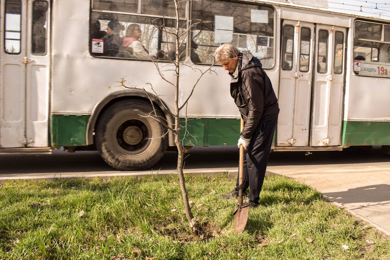 Сотрудники министерства просвещения и Центра экспертизы качества образования ПМР во главе с министром Светланой Иванишиной вышли на субботник Сотрудники министерства просвещения и Центра экспертизы качества образования ПМР во главе с министром Светланой Иванишиной вышли на субботник