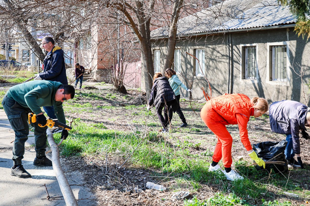Сотрудники провели комплексные работы по благоустройству территории, прилегающей к зданию министерства по улицам Горького и Восстания