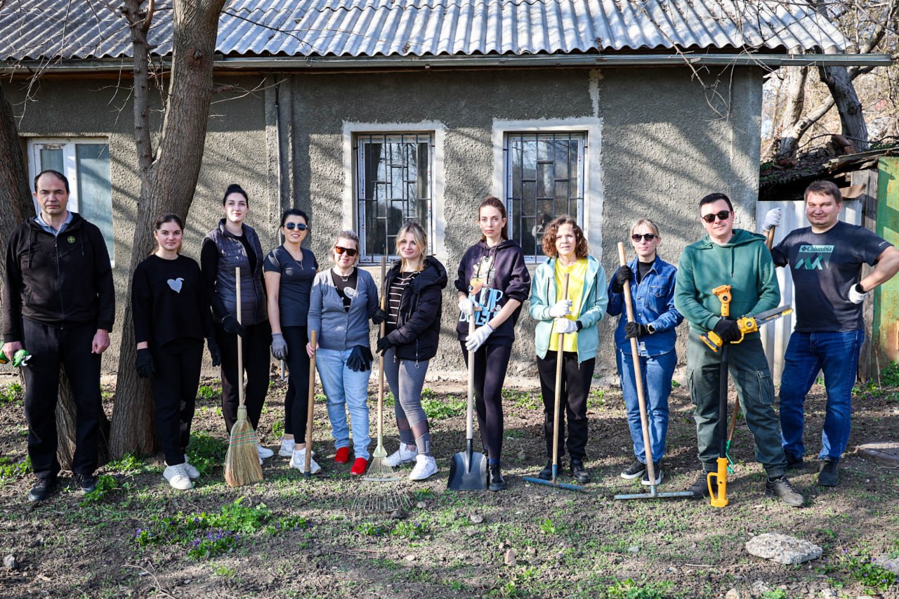 Сотрудники провели комплексные работы по благоустройству территории, прилегающей к зданию министерства по улицам Горького и Восстания Сотрудники провели комплексные работы по благоустройству территории, прилегающей к зданию министерства по улицам Горького и Восстания