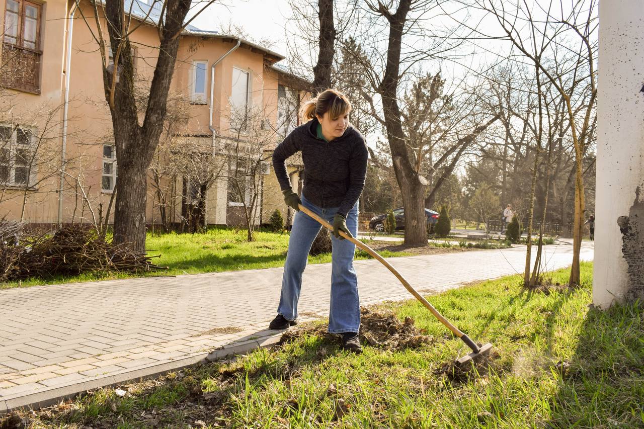 Сотрудники министерства просвещения и Центра экспертизы качества образования ПМР во главе с министром Светланой Иванишиной вышли на субботник Сотрудники министерства просвещения и Центра экспертизы качества образования ПМР во главе с министром Светланой Иванишиной вышли на субботник