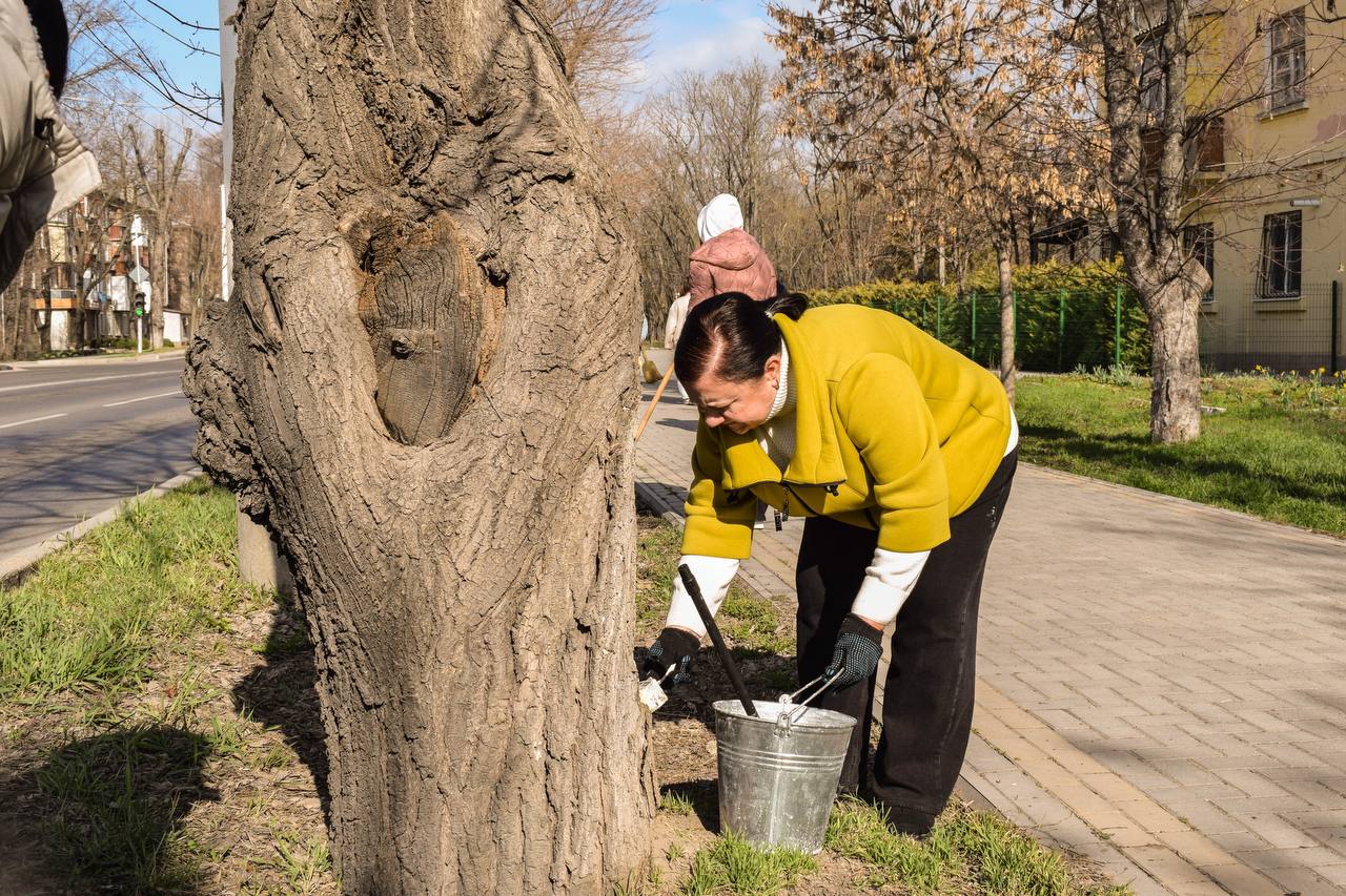 Сотрудники министерства просвещения и Центра экспертизы качества образования ПМР во главе с министром Светланой Иванишиной вышли на субботник Сотрудники министерства просвещения и Центра экспертизы качества образования ПМР во главе с министром Светланой Иванишиной вышли на субботник