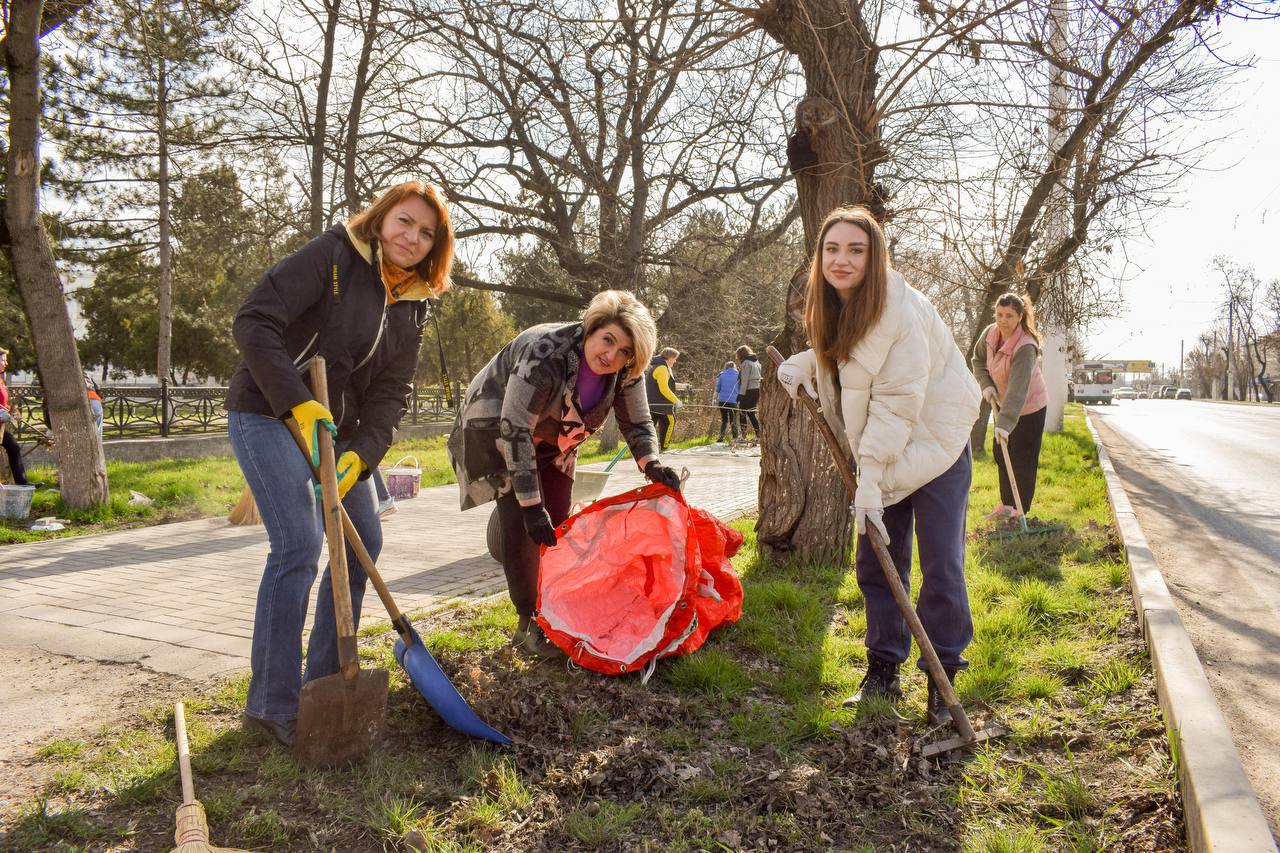 Сотрудники министерства просвещения и Центра экспертизы качества образования ПМР во главе с министром Светланой Иванишиной вышли на субботник Сотрудники министерства просвещения и Центра экспертизы качества образования ПМР во главе с министром Светланой Иванишиной вышли на субботник