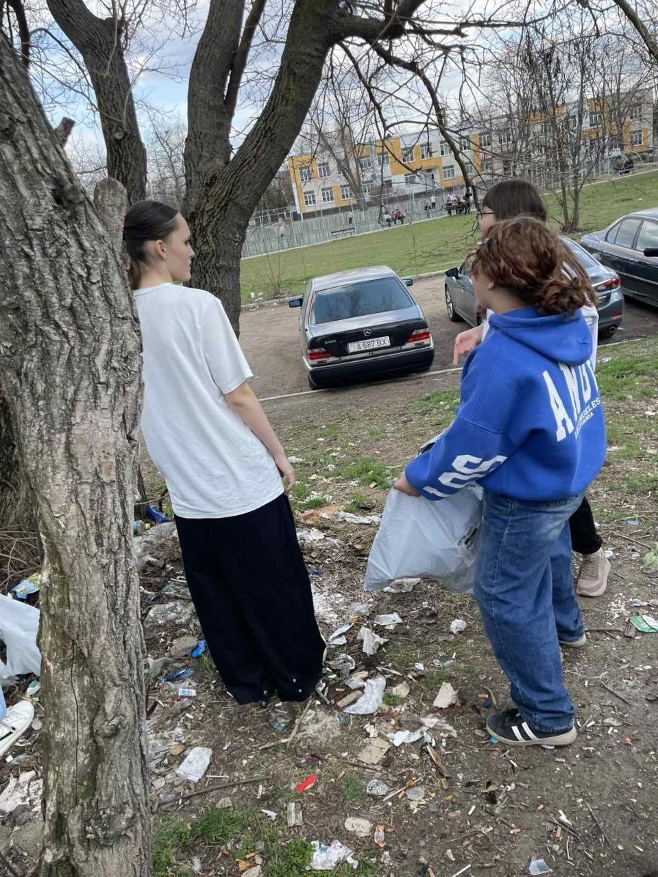 Убрали и территорию у филиала ДДЮТ " Буревестник"