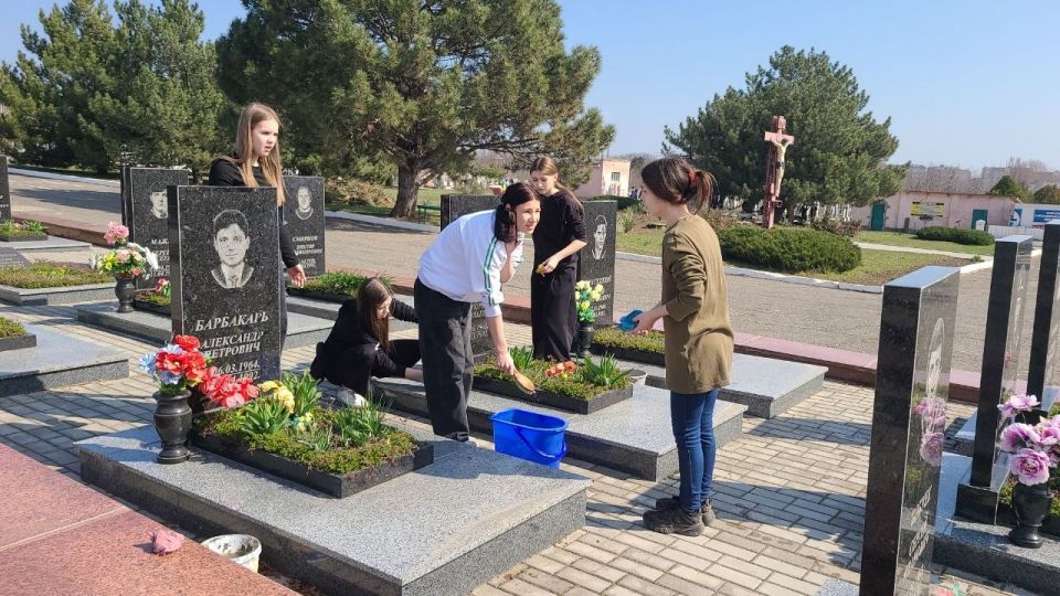 Память — в делах. Сотрудники и ветераны милиции трудятся бок о бок с учащимися бендерских школ Память — в делах. Сотрудники и ветераны милиции трудятся бок о бок с учащимися бендерских школ