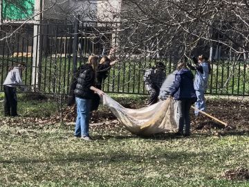 К уборке городской территории присоединились педагоги и студенты Бендерского педагогического колледжа