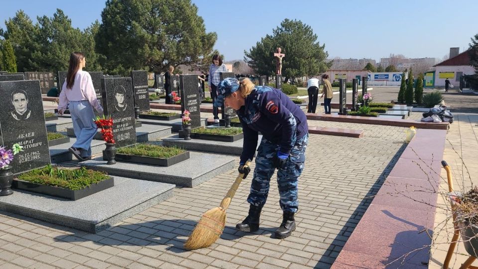 Память — в делах. Сотрудники и ветераны милиции трудятся бок о бок с учащимися бендерских школ Память — в делах. Сотрудники и ветераны милиции трудятся бок о бок с учащимися бендерских школ