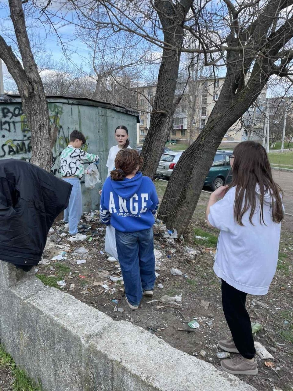 Убрали и территорию у филиала ДДЮТ " Буревестник" Убрали и территорию у филиала ДДЮТ " Буревестник"