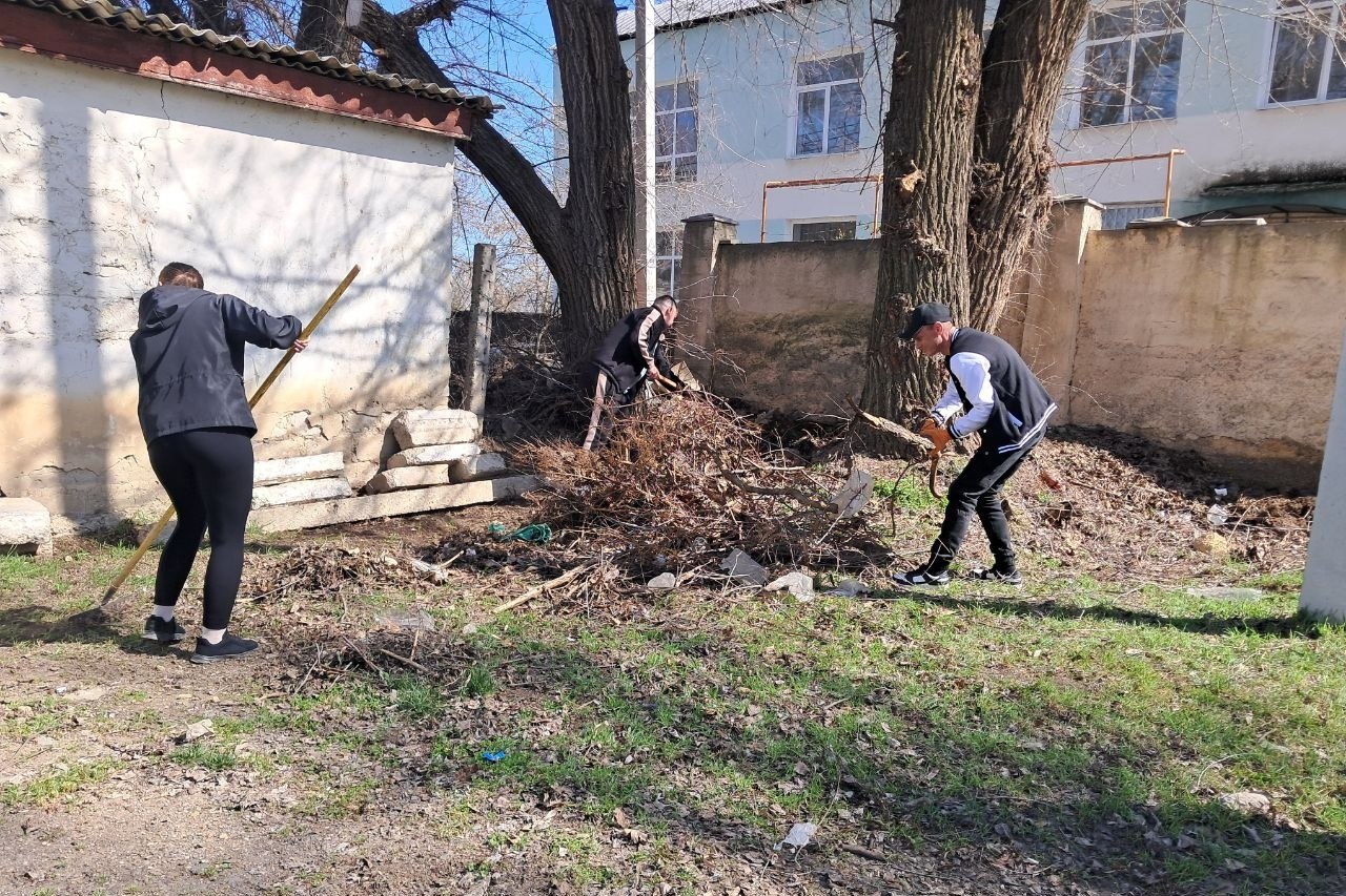 В рамках проведения субботника личный состав Слободзейского РОВД совместно с представителями военного комиссариата вышли на уборку и наведение порядка В рамках проведения субботника личный состав Слободзейского РОВД совместно с представителями военного комиссариата вышли на уборку и наведение порядка