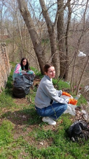 Сегодня сотрудники газеты «Приднестровье» помогли активистам «ЭкоПМР» убрать у памятника Лампочке – символа первой электростанции