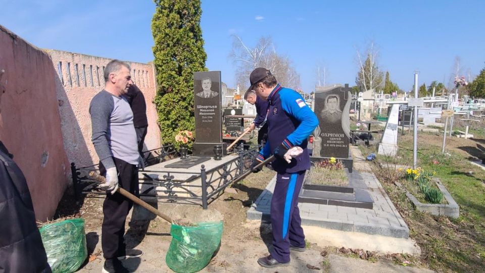 Память — в делах. Сотрудники и ветераны милиции трудятся бок о бок с учащимися бендерских школ Память — в делах. Сотрудники и ветераны милиции трудятся бок о бок с учащимися бендерских школ