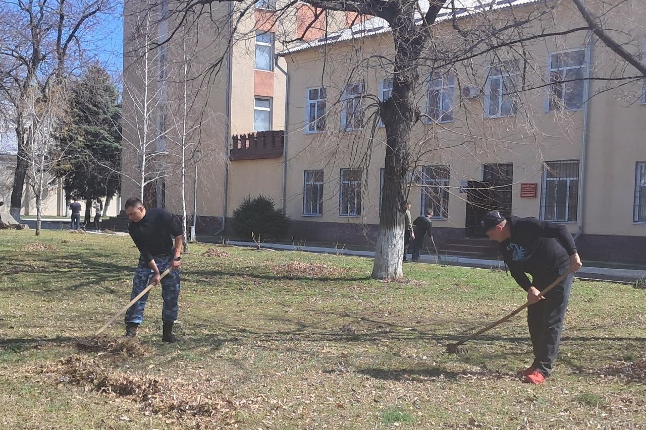 В рамках проведения субботника личный состав Слободзейского РОВД совместно с представителями военного комиссариата вышли на уборку и наведение порядка В рамках проведения субботника личный состав Слободзейского РОВД совместно с представителями военного комиссариата вышли на уборку и наведение порядка