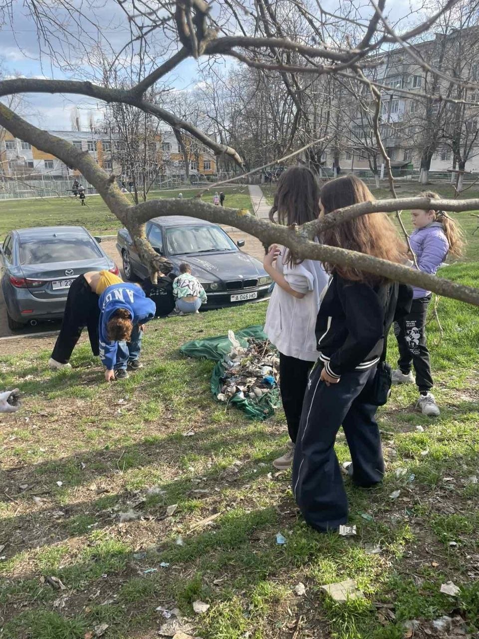Убрали и территорию у филиала ДДЮТ " Буревестник" Убрали и территорию у филиала ДДЮТ " Буревестник"
