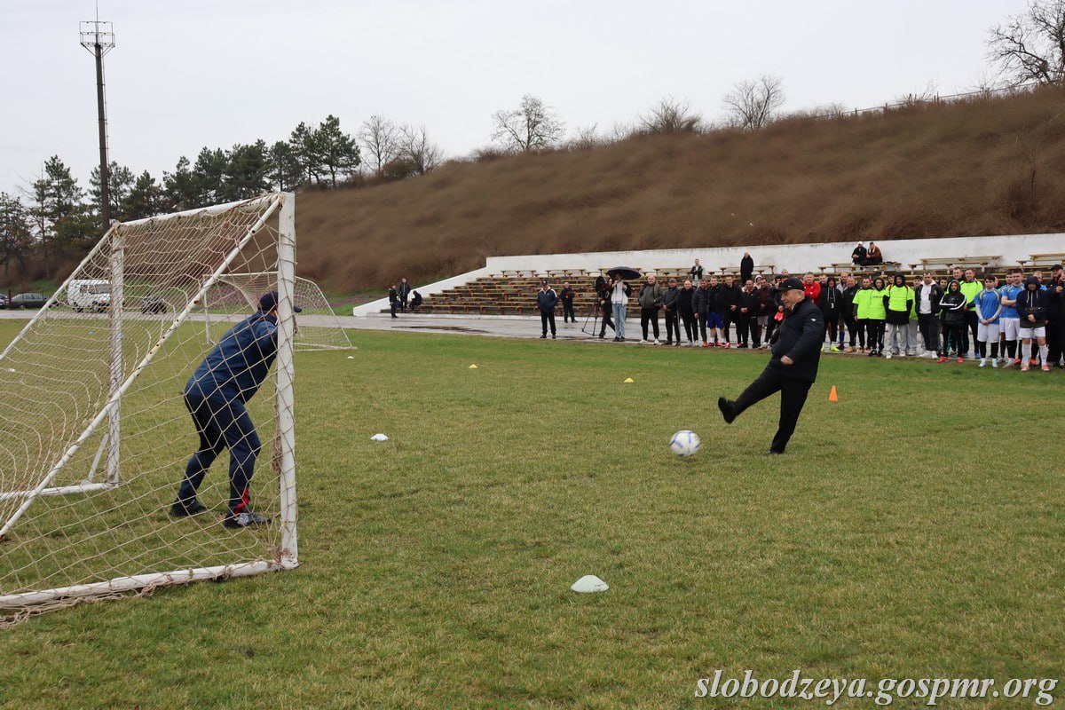 В Слободзее, несмотря на дождь, стартовал районный чемпионат по футболу среди любителей В Слободзее, несмотря на дождь, стартовал районный чемпионат по футболу среди любителей