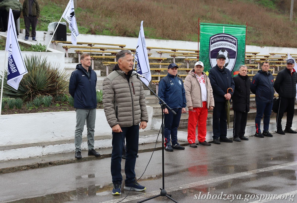 В Слободзее, несмотря на дождь, стартовал районный чемпионат по футболу среди любителей В Слободзее, несмотря на дождь, стартовал районный чемпионат по футболу среди любителей