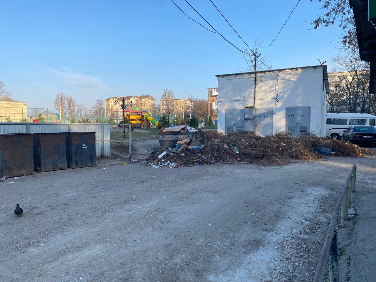 Тирасполь. Балка ул. Комсомольская огромная куча мусора лежит у трансформаторной подстанции больше двух месяцев Тирасполь. Балка ул. Комсомольская огромная куча мусора лежит у трансформаторной подстанции больше двух месяцев