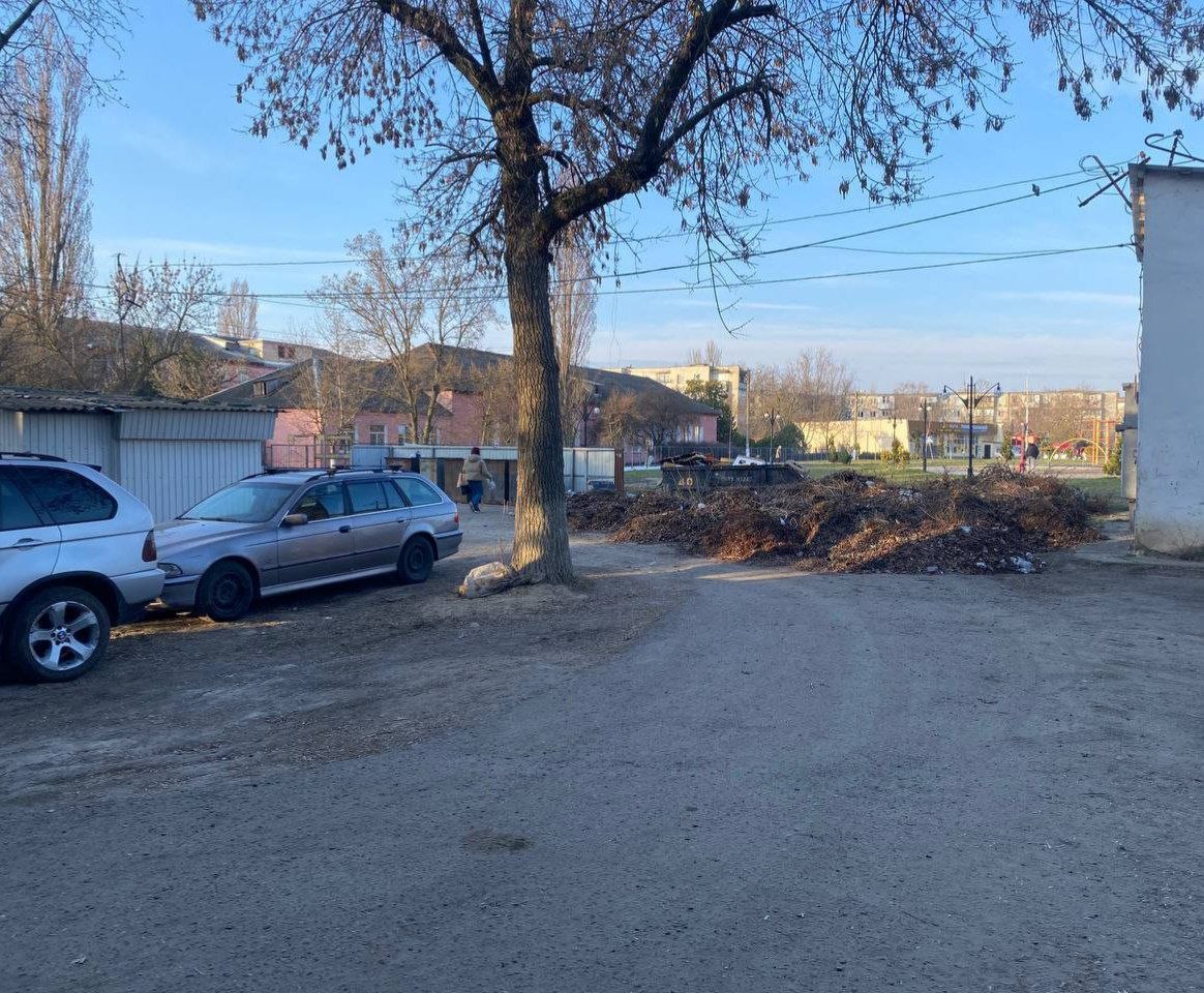 Тирасполь. Балка ул. Комсомольская огромная куча мусора лежит у трансформаторной подстанции больше двух месяцев Тирасполь. Балка ул. Комсомольская огромная куча мусора лежит у трансформаторной подстанции больше двух месяцев