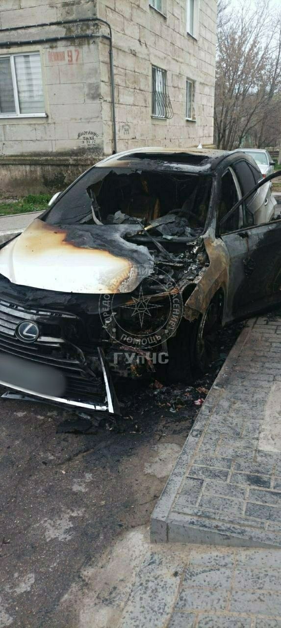 «Лексус» загорелся вчера во дворе пятиэтажки в Дубоссарах, замкнуло проводку